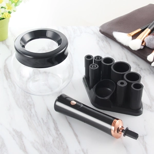 Detail van elektrische make-up kwastreiniger set met siliconen houders en draaihendel