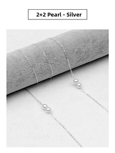 Catenina per occhiali argento con perle bianche su espositore in velluto grigio