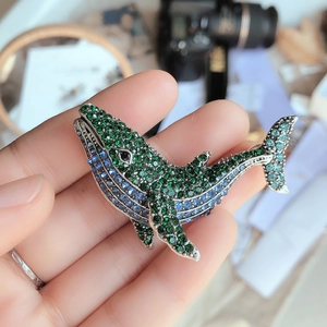 Sparkling green crystal whale brooch pin made of alloy for clothing and bag decoration