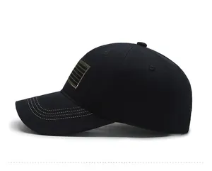 Vue latérale de la casquette de baseball en coton noir avec broderie de drapeau tactique