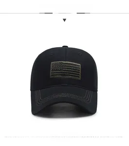 Vue avant d'une casquette tactique noire avec écusson drapeau américain et visière surpiquée