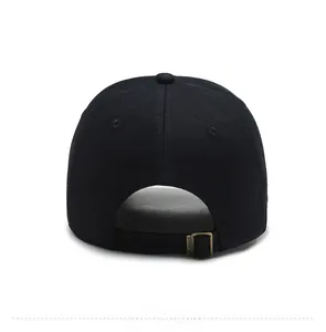 Vue arrière de la casquette de baseball noire avec boucle réglable en laiton antique