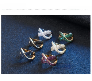 Dettaglio di anelli con zirconi colorati e finitura galvanica oro e argento