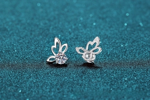 Vue macro de boucles d'oreilles papillon en argent S925 avec pierres de moissanite