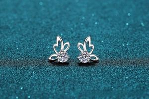 Détail de boucles d'oreilles clous en argent 925 avec Moissanite et sertissage à griffes