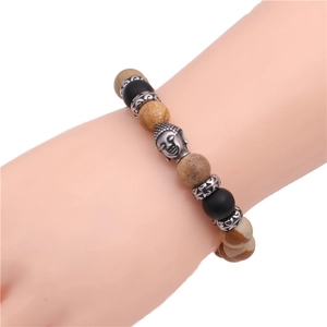 Dettaglio del bracciale Buddha in acciaio inossidabile con perle nere opache e agata striata