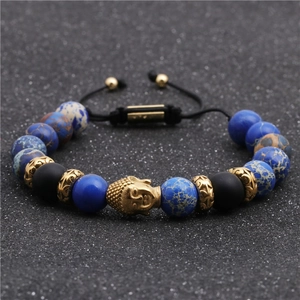 Dettaglio macro del bracciale regolabile da uomo con testa di Buddha e perline blu e nere opache