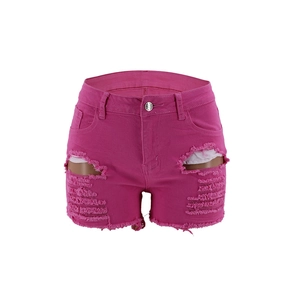 Nahaufnahme der pinkfarbenen Jeansshorts mit starken Destroyed-Effekten und Fransen