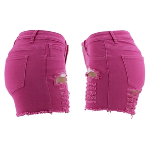 Detailansicht der rosenroten Denim-Shorts mit seitlichen Löchern und ausgefranstem Saum