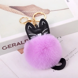 Portachiavi con pompon in ecopelliccia viola con gatto in pelle PU nera e anello d'oro