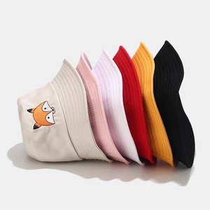 Plusieurs chapeaux bob en coton avec broderie renard mignonne en couleurs assorties