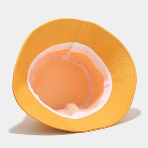 Détail de l'intérieur du chapeau bob en coton avec bandeau de sudation et coutures