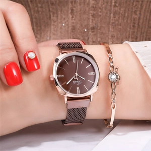 Gros plan sur un coffret montre en or rose avec bracelet magnétique et bracelet en cristal