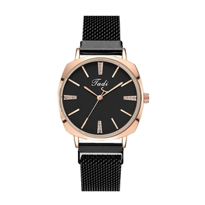Détail de la montre à quartz noire pour femme avec boîtier or rose et bracelet milanais