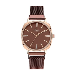 Détail de la montre Tadi en or rose avec cadran marron diamanté et bracelet milanais