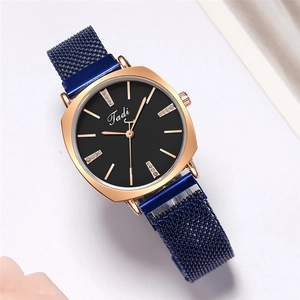 Montre élégante or rose pour femme avec cadran noir et bracelet magnétique bleu