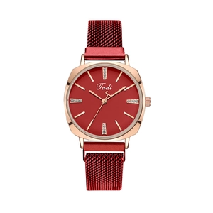Détail de la montre Tadi avec cadran rouge, boîtier or rose et bracelet milanais