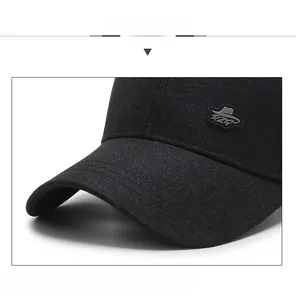 Gros plan sur une casquette de baseball noire montrant le bord renforcé et le logo RZG latéral