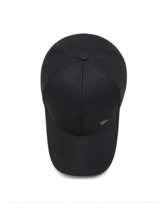 Vue de dessus d'une casquette de baseball noire avec couronne et logo métallique latéral