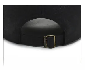 Vue détaillée de la casquette de baseball en coton avec boucle en laiton réglable et gravée