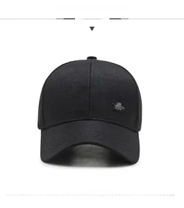 Vue de face de la casquette de baseball noire avec logo RZG en métal et sergé fin