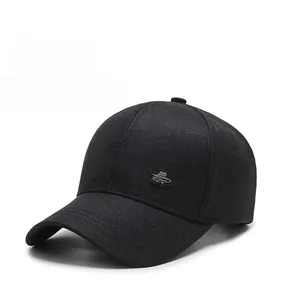 Détail d'une casquette de baseball noire pour hommes mûrs avec logo RZG en caoutchouc