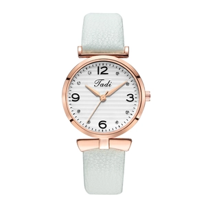 Detail einer Tadi Quarz-Uhr mit roségoldenem Gehäuse, weißem Zifferblatt und Strass
