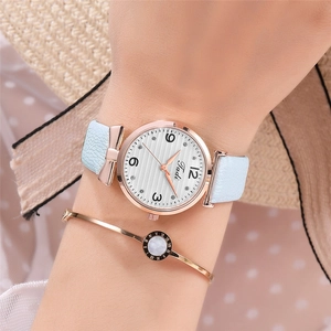 Detail der Tadi-Uhr mit hellblauem Lederarmband und roségoldenem Armreif im Set