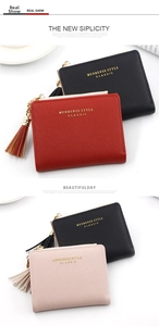 Détail de portefeuilles courts en cuir PU Saffiano avec zip doré et pompon décoratif