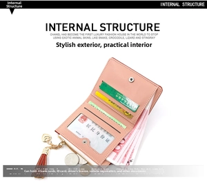 Intérieur du portefeuille rose en similicuir avec fentes pour cartes et zip en cœur