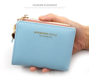 Détail du portefeuille en cuir PU bleu clair avec texture croisée et zip métallique en cœur