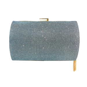 Dettaglio della pochette da sera blu glitterata con cornice dorata e nappa