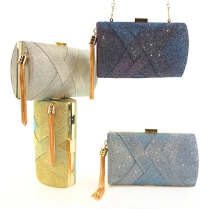 Dettaglio di quattro pochette in raso con frange in argento, blu navy, oro e azzurro