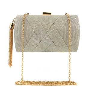 Dettaglio di pochette da sera argento con trama intrecciata e nappa dorata elegante