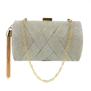 Dettaglio della pochette da sera argento con catena dorata e nappa elegante