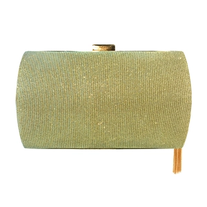 Dettaglio dell'elegante pochette da sera dorata con texture glitterata e nappina in metallo