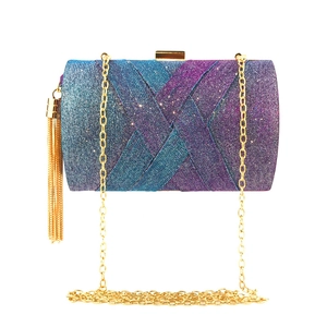 Elegante borsa da sera glitterata sfumata blu viola con nappe e tracolla a catena