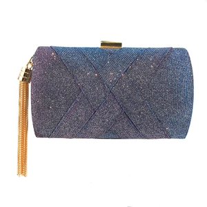 Dettaglio della pochette sfumata blu-viola con tessuto scintillante e nappa dorata
