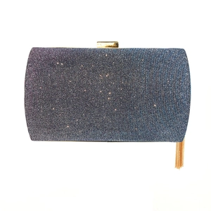 Dettaglio della pochette da sera con glitter sfumati e nappina dorata