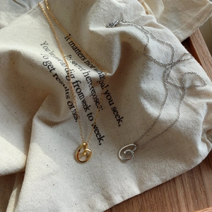 Collane a cuore minimaliste in argento 925 oro e argento su una borsa di lino rustica