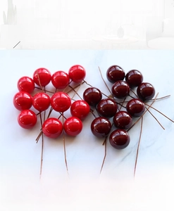 Dettaglio di bacche rosse artificiali da 16mm con gambi in metallo per decori natalizi