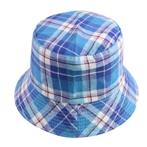 Detailweergave van het blauw-witte ruitpatroon op een casual bucket hat van textiel