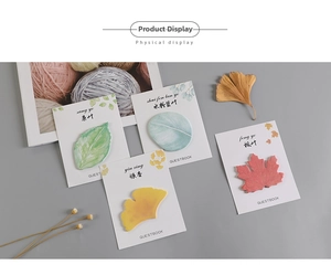 Dettaglio di foglietti adesivi creativi a forma di foglia in vari colori con base bianca