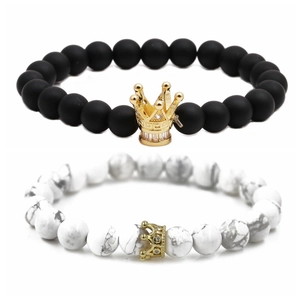 Set di due braccialetti con perline corona in nero opaco e pietre di marmo bianco