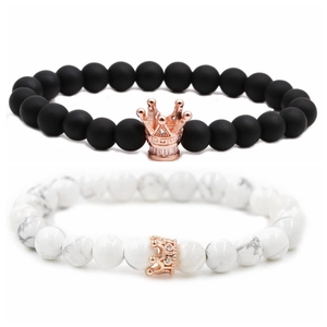 Dettaglio del set di bracciali con corona in perline di turchese bianco e nero opaco