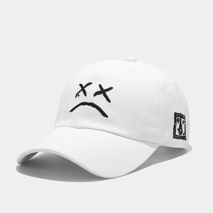 Primer plano del bordado de cara triste negra en una gorra de béisbol de algodón blanco