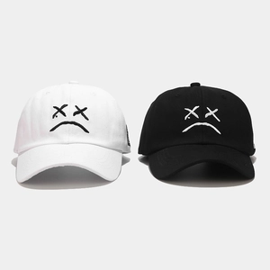 Gorras de béisbol unisex en blanco y negro con bordado de emoji triste hecho en algodón