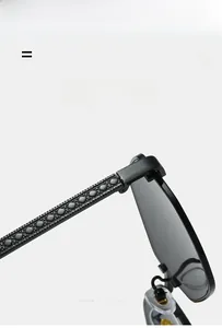 Détail de lunettes de soleil élastiques légères avec un motif de diamant texturé sur les branches