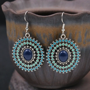 Boucles d'oreilles bohèmes rondes vintage avec gemme bleue et finition argentée