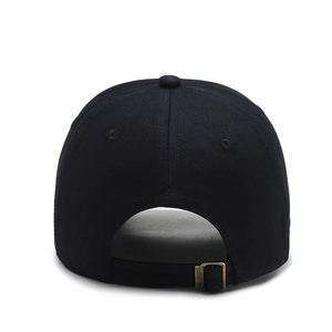 Vue arrière d'une casquette de baseball noire avec boucle en bronze réglable et six panneaux